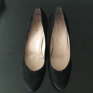 Black suade TAHARI heels